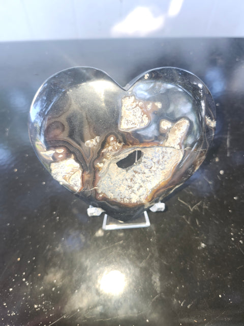 Agate heart, 7 ounces, 4 inches wide, 3 inches tall