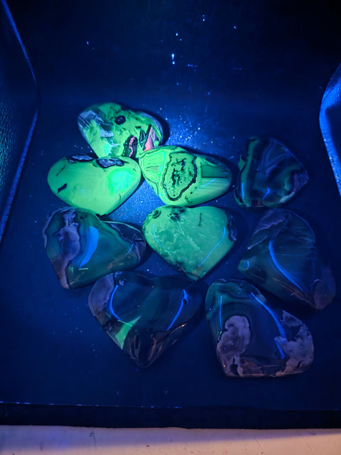 Volcanic agate heart! Uv reactive! 2.6 too 2.9 inches wide!