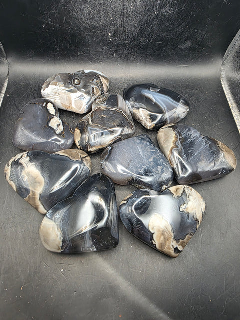 Volcanic agate heart! Uv reactive! 2.6 too 2.9 inches wide!