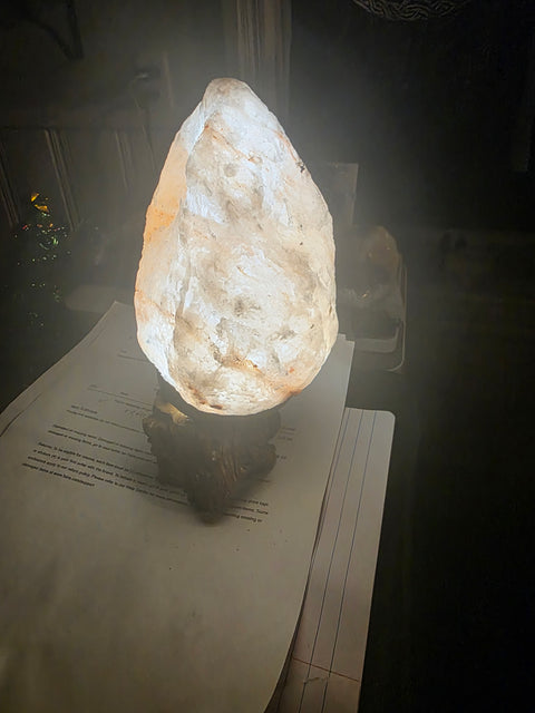 Himalayan salt lamp! 7 inches tall, 3 pounds! Led light included!