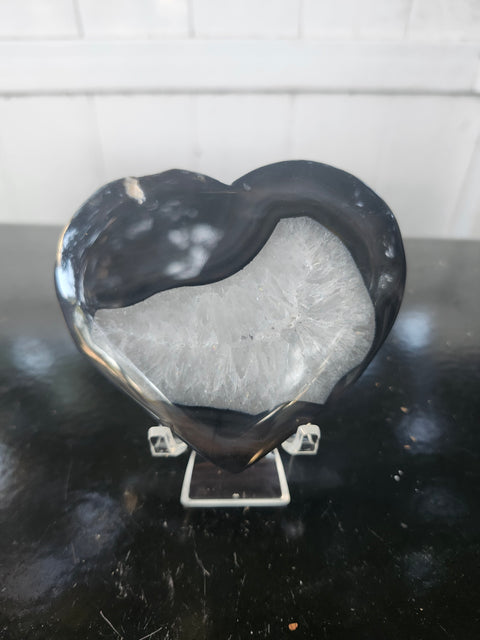 agate heart! 8.1 ounces, 3.75 inches long, 3.25 inches tall