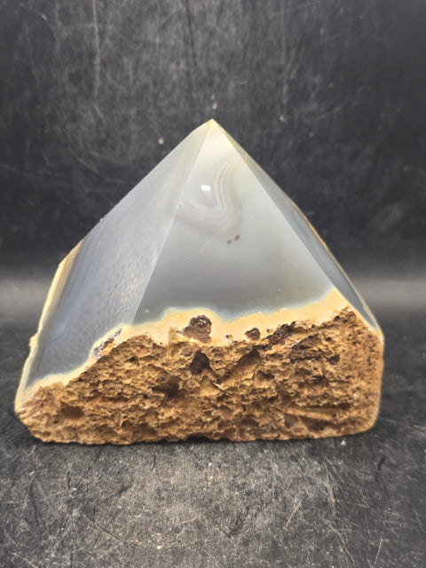 Agate polished top point! 1.2 pounds, 3.7 inches wide, 3.3" tall