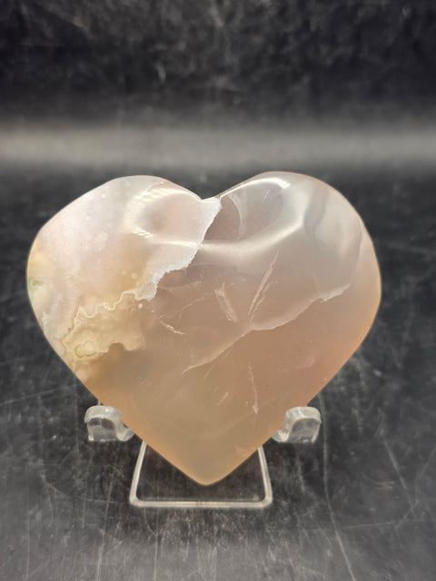 Agate heart! 4 ounces, 2.6 inches wide, 2.4 inches tall