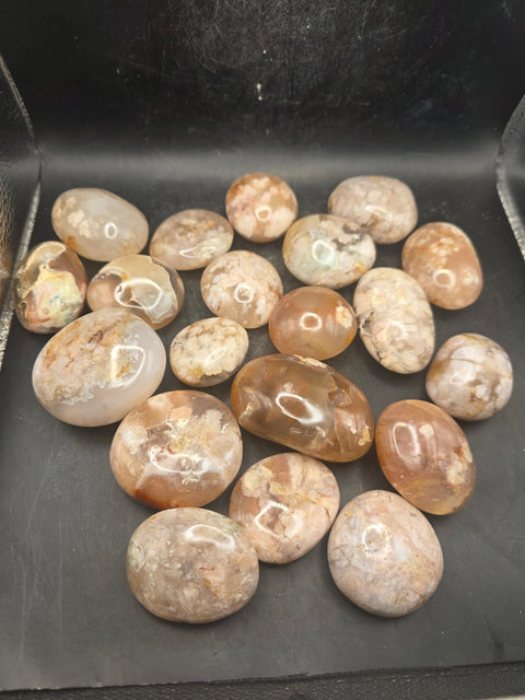 Flower agate palm stone! 1.6 too 2.2 inch!