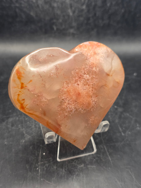 Agate heart! 7.7 ounces, 2.8 inches tall, 3.1 inches wide