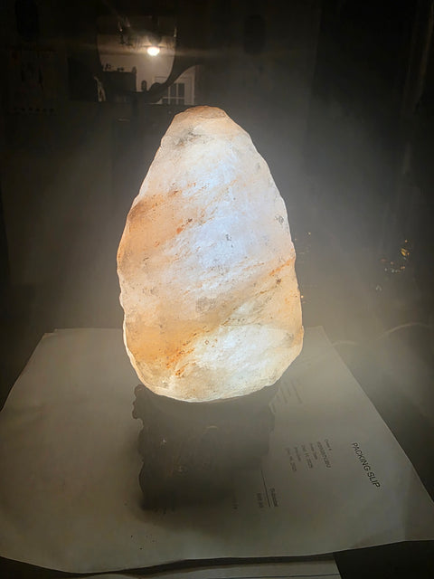 Himalayan salt lamp! 7 inches tall, 3 pounds! Led light included!