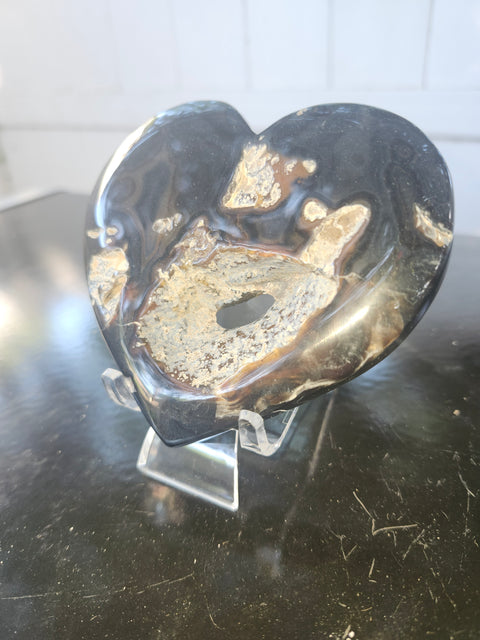 Agate heart, 7 ounces, 4 inches wide, 3 inches tall