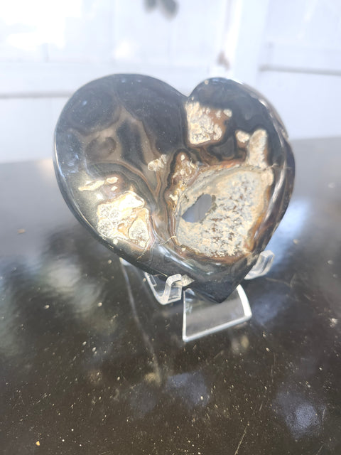 Agate heart, 7 ounces, 4 inches wide, 3 inches tall