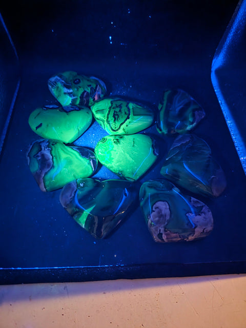 Volcanic agate heart! Uv reactive! 2.6 too 2.9 inches wide!