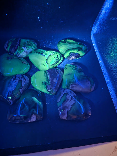 Volcanic agate heart! Uv reactive! 2.6 too 2.9 inches wide!