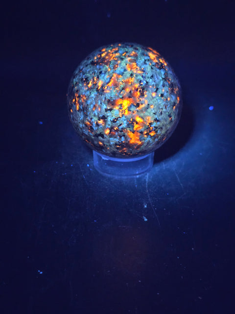 Flame stone sphere "yooperlite" 55mm, 2.1 inches, 7.7 ounces