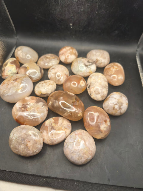 Flower agate palm stone! 1.6 too 2.2 inch!