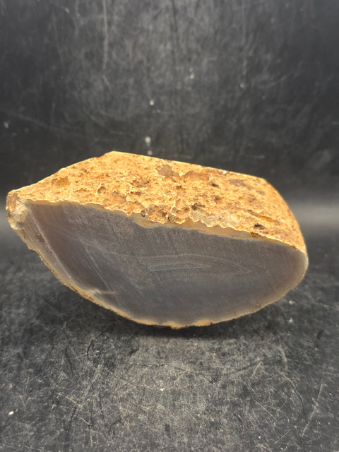 Agate polished top point! 1.2 pounds, 3.7 inches wide, 3.3" tall