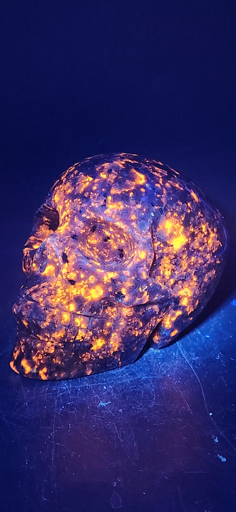 Flame stone skull "yooperlite" 1.1 pounds, 3.7 inches long, 2.6 tall