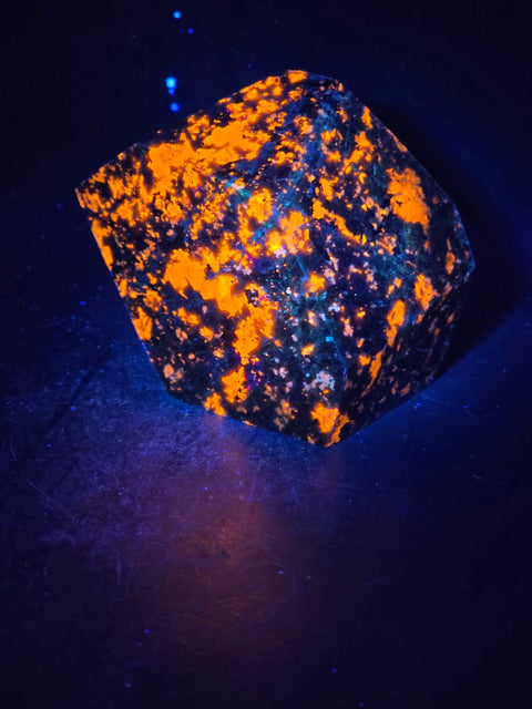 Flame stone "yooperlite" free form! 10 ounces, 2.8" wide, 1.8" tall